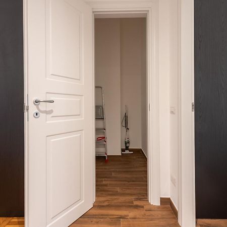 Guest Planet - Bicocca Suites Milano Bagian luar foto