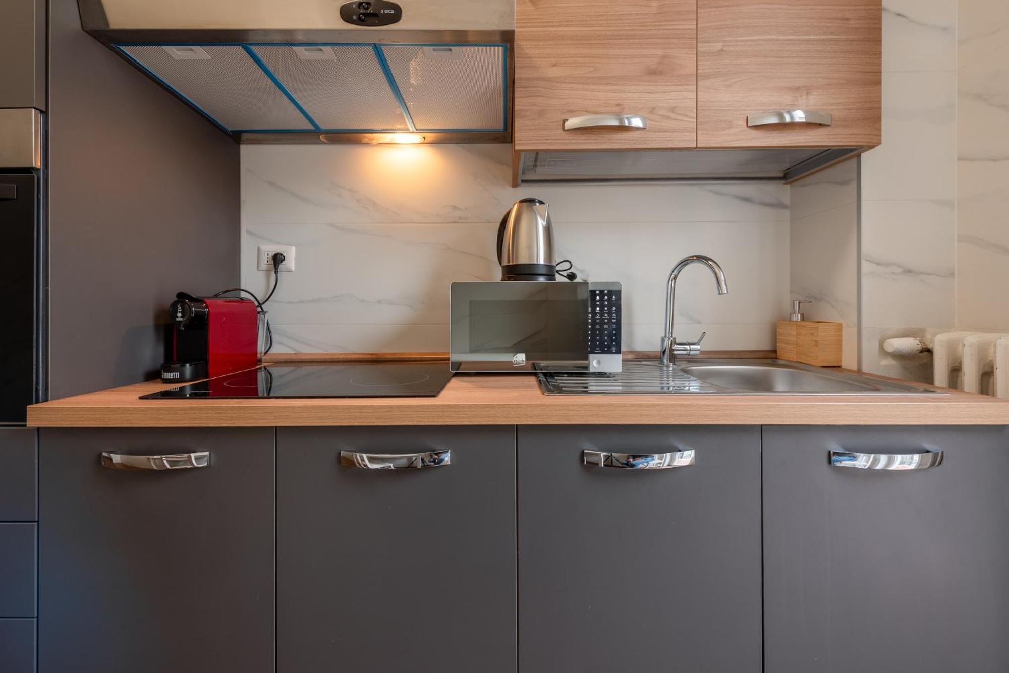 Guest Planet - Bicocca Suites Milano Bagian luar foto