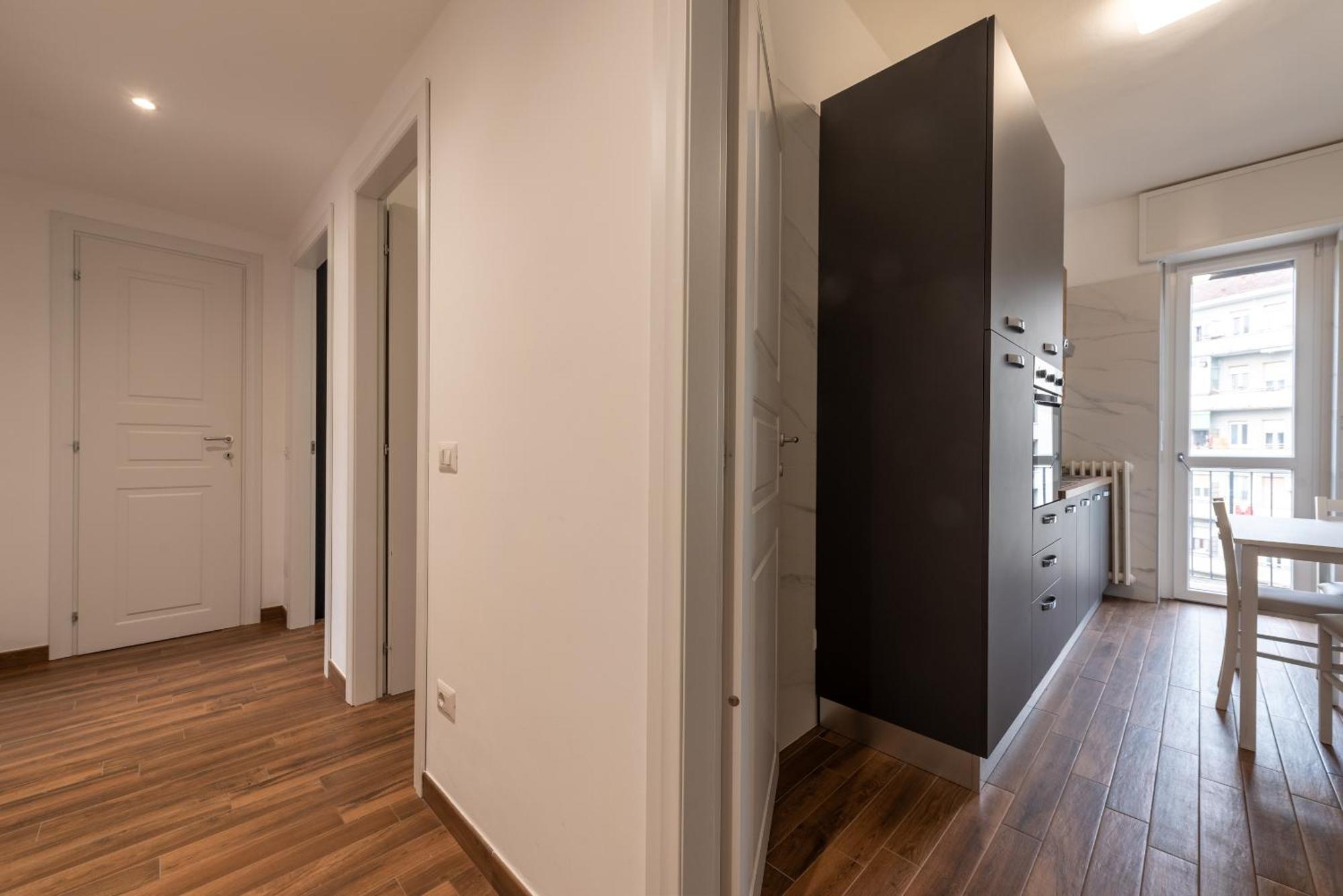 Guest Planet - Bicocca Suites Milano Bagian luar foto